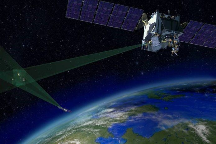 センサー開発のレイセオンよりSTSS衛星が弾道ミサイル及び囮弾頭をリム観測する様子