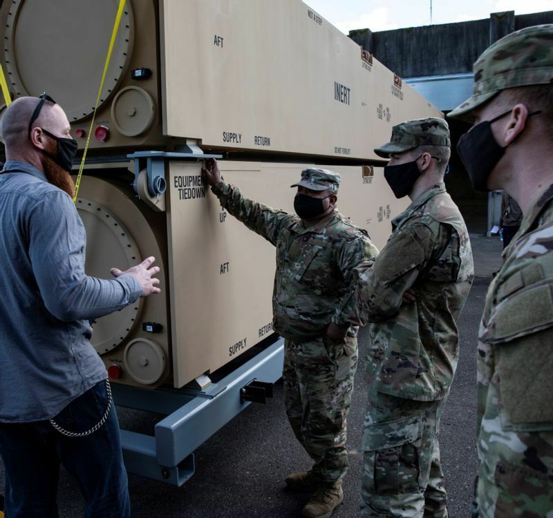 アメリカ陸軍公表、「LRHW」の訓練用キャニスター。輸送・保管時は2段積み