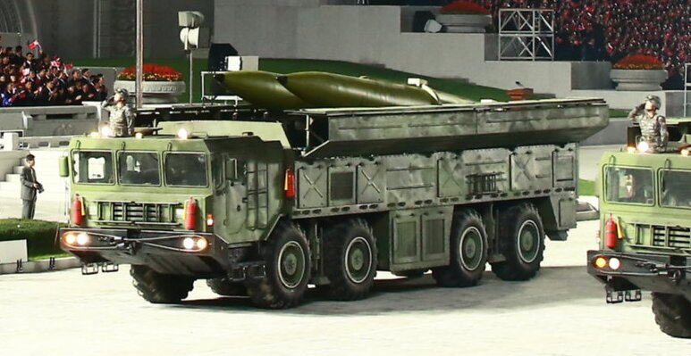 北朝鮮発表より北朝鮮版イスカンデル（4軸8輪式発射車両）