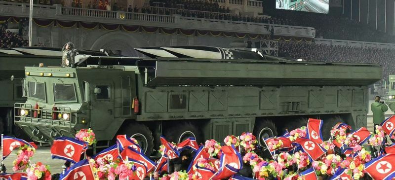 北朝鮮発表より2021年1月15日初登場の新型ミサイル（5軸10輪式発射車両）