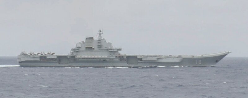 米海軍撮影、2021年4月4日フィリピン海。中国空母「遼寧」(上の写真を拡大)