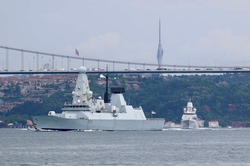 6月14日、ボスポラス海峡を通過し黒海に向かう英駆逐艦「ディフェンダー」（左）と蘭フリゲート「エファーツェン」（右）