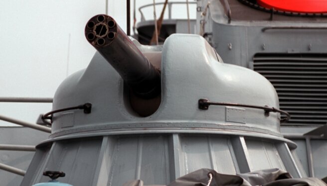 参考写真：1993年8月25日アメリカ海軍撮影、ソ連製30mm6砲身回転式機関砲AK-630