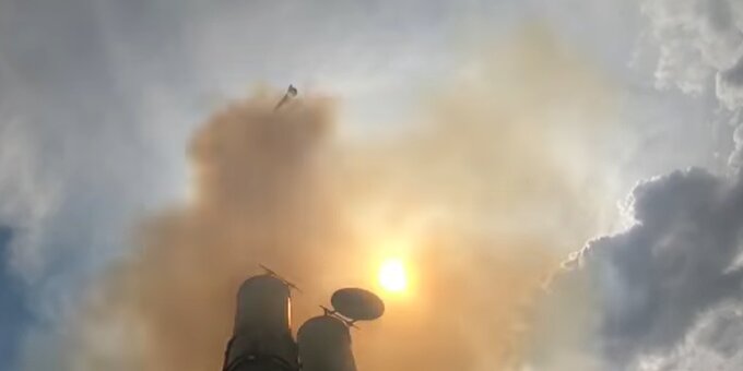 ロシア国防省公開動画よりS-500発射の瞬間。キャニスターの蓋はS-300Vと同様の開閉式