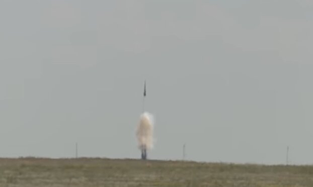 ロシア国防省公開動画よりS-500発射の瞬間。遠距離で新型ミサイルの形状は不鮮明