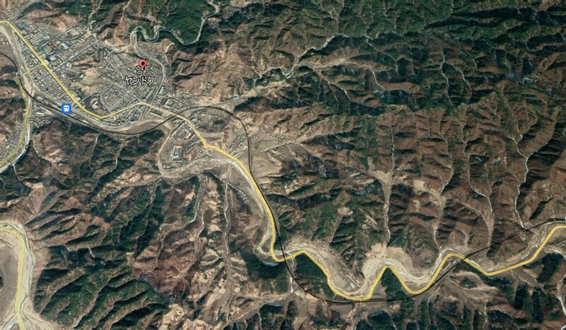 Google地図より平安南道陽徳郡の線路。黄色い線は道路で、これに沿って線路もある