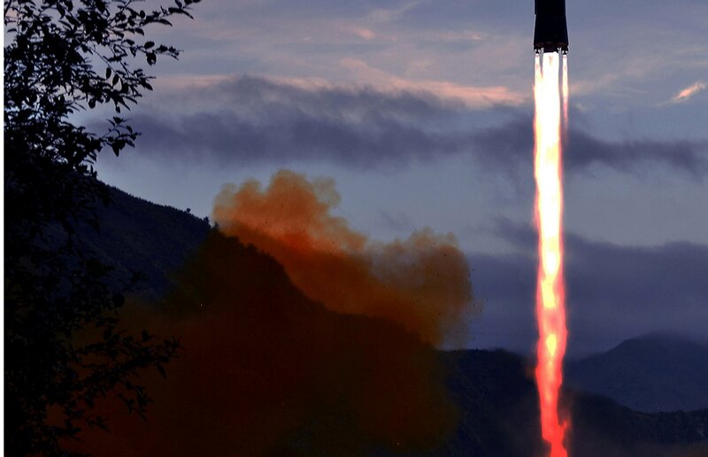 北朝鮮KCNA2021年9月29日発表の極超音速兵器「火星8」。橙色の煙は液体燃料の特有