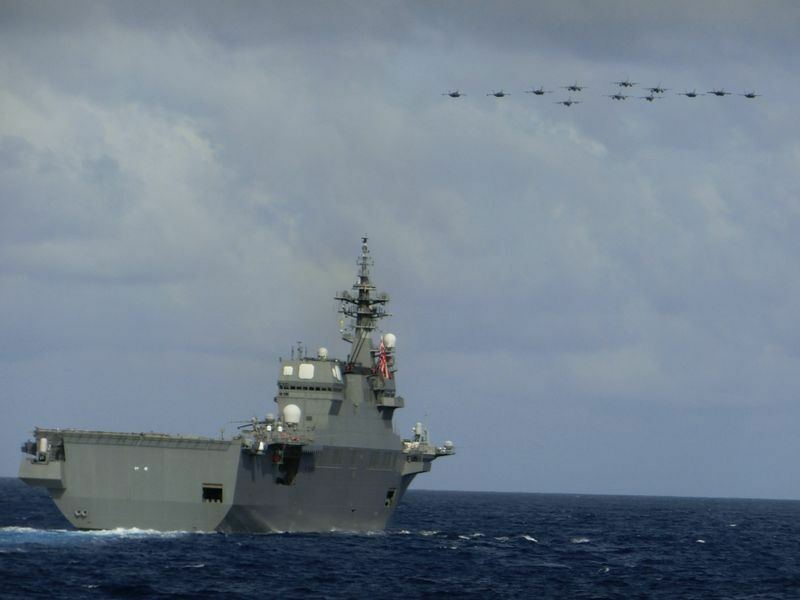 海上自衛隊よりヘリコプター護衛艦「いせ」を後方から。上空は米英空母の艦載戦闘機