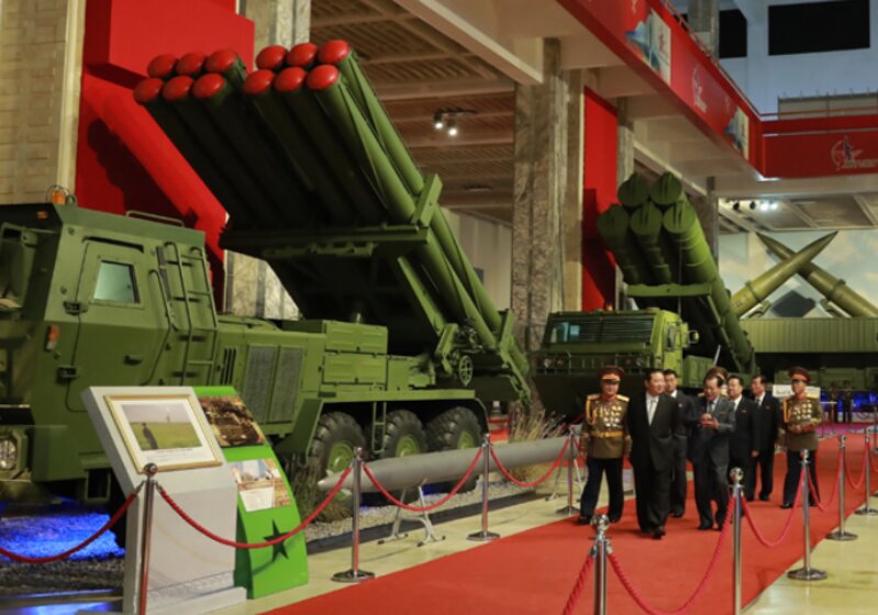 北朝鮮KCNA発表より300mm12連装ロケット発射機