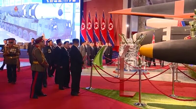 北朝鮮KCNA発表より国防展覧会「自衛2021」。背後の動画モニターに注目