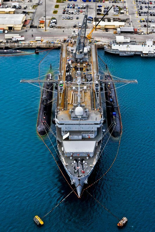 アメリカ海軍より潜水母艦エモリー・S・ランド。グアム島アプラ港、2017年3月2日