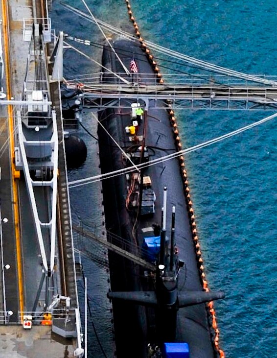 アメリカ海軍より潜水母艦エモリー・S・ランドと攻撃型原子力潜水艦シカゴ。写真拡大