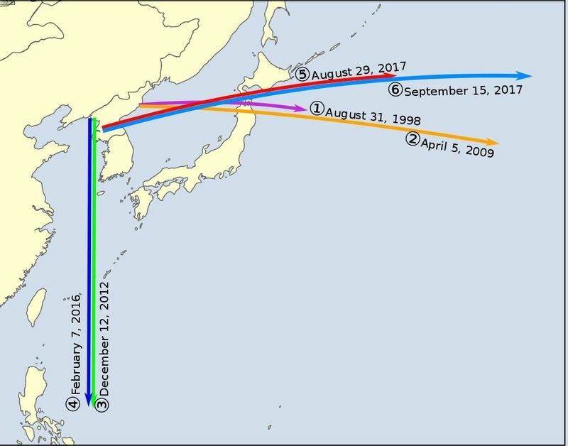 WikipediaよりPhoenix7777氏の作成画像「日本上空を通過した北朝鮮のロケット・ミサイルの弾道」より