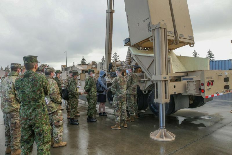 陸上自衛隊Twitter投稿よりアメリカ軍の新型中距離ミサイルLRHWを視察