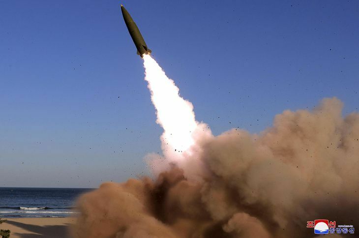北朝鮮KCNAより「新型戦術誘導兵器」。海岸から発射されている