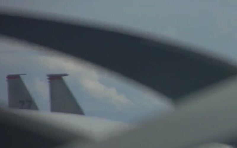 ロシア国防省の発表動画からTu-95MS爆撃機から撮影されたF-15戦闘機の尾翼