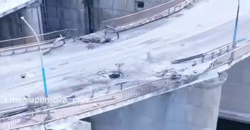 SNS投稿動画よりカホフカ・ダムの橋の部分への攻撃