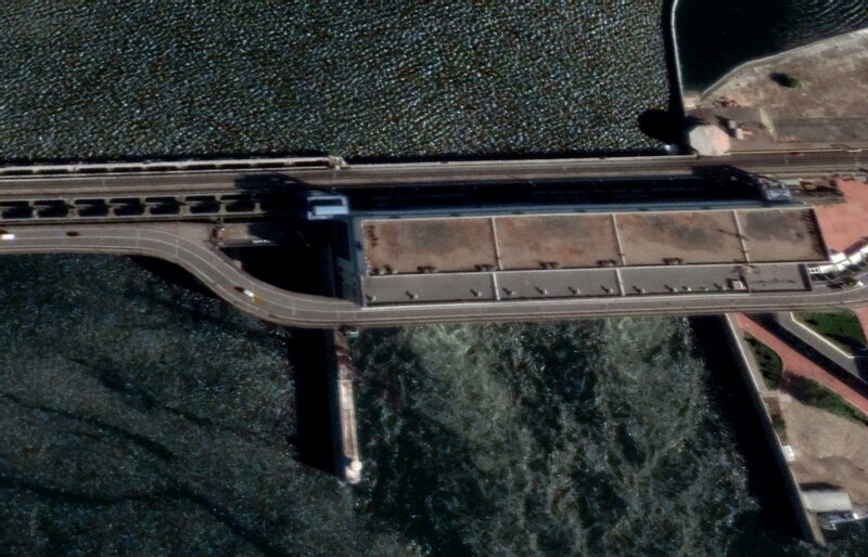 Google地図よりカホフカ・ダム。コーナー部分は道路部分のみとなっている