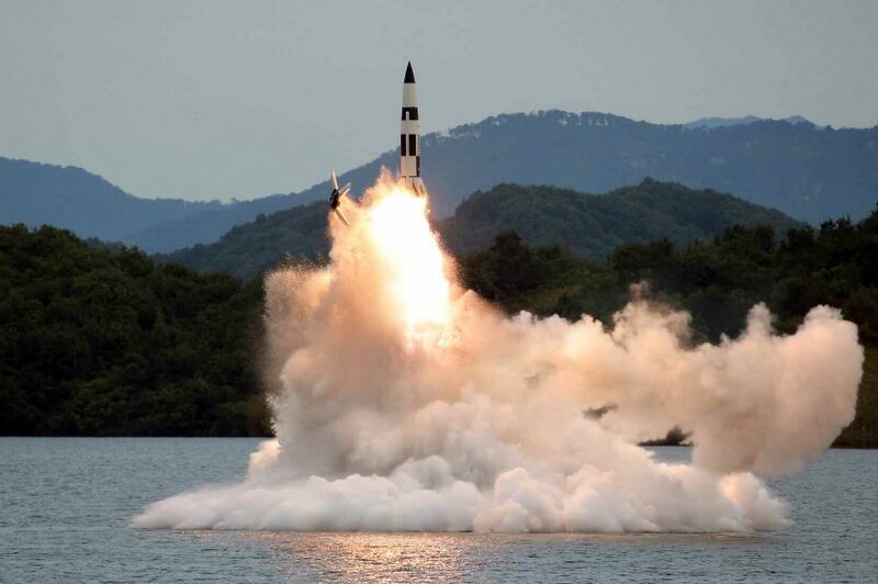 北朝鮮の公式発表（労働新聞）より泰川ダム湖から発射されるSLBM