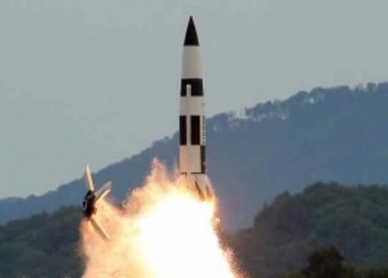 北朝鮮の公式発表（労働新聞）より泰川ダム湖から発射されるSLBM
