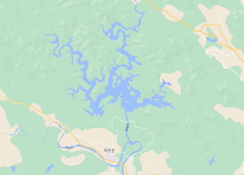 Google地図より北朝鮮平安北道の泰川ダム湖