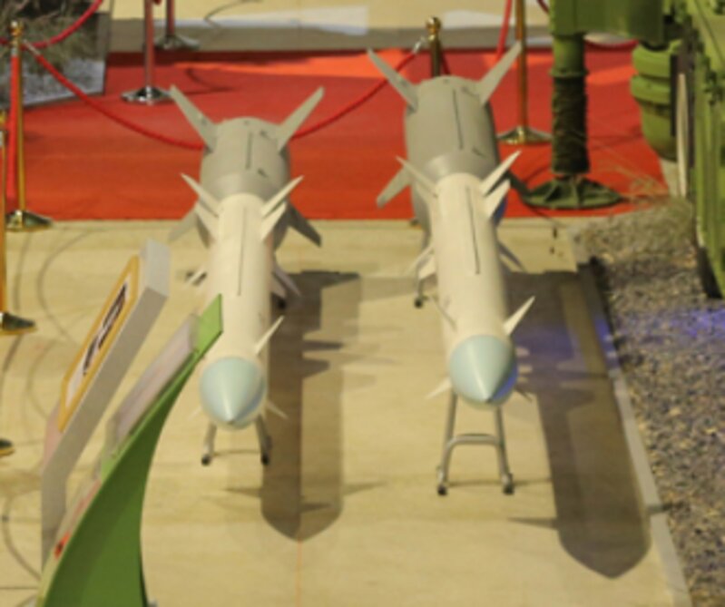 朝鮮中央通信より平壌で開かれた国防展覧会「自衛2021」で展示された新型2段式長射程地対空ミサイル。全長が異なる2種類がある。