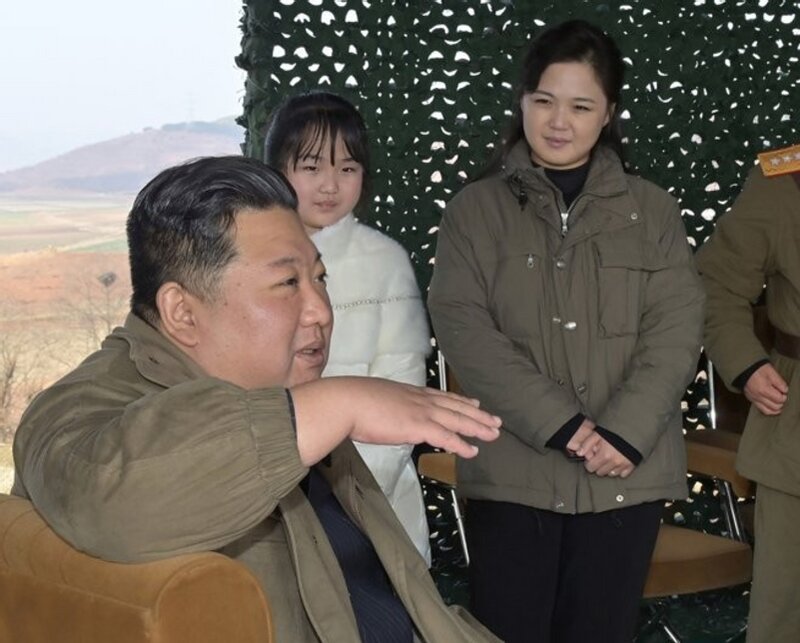 北朝鮮・朝鮮中央通信より新型ICBM「火星17」と視察する金正恩と夫人と娘