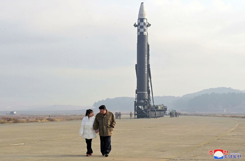 北朝鮮・朝鮮中央通信より新型ICBM「火星17」と視察する金正恩と娘