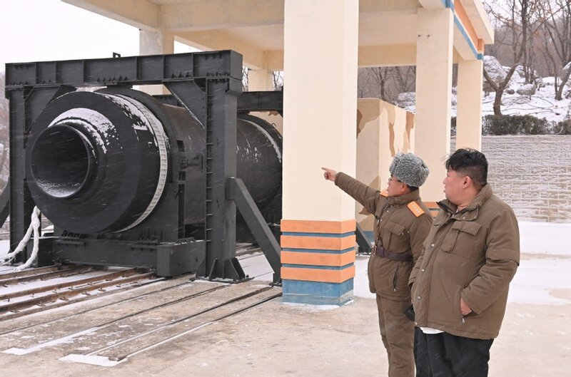 北朝鮮・朝鮮中央通信より推力140tfの固体燃料ロケットモーター