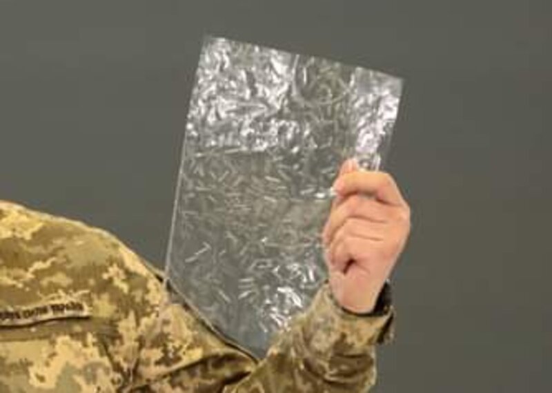 ウクライナ軍の説明よりチャフのレーダー電波欺瞞紙の入った透明フィルム