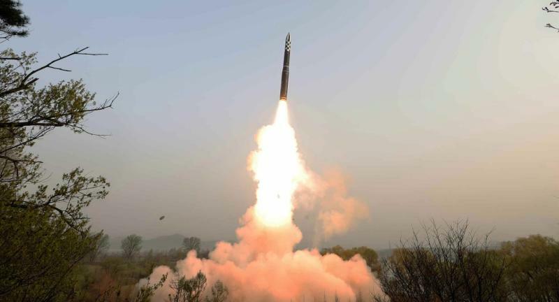 北朝鮮・労働新聞より新型の固体燃料ICBM「火星砲-18」の発射試験