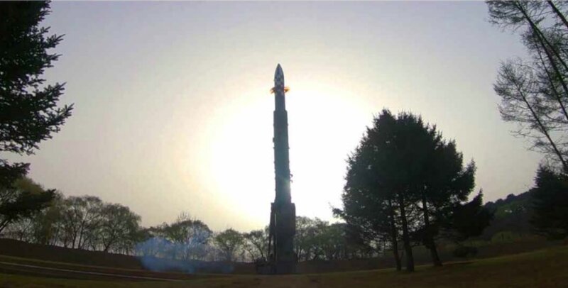 北朝鮮・労働新聞より新型の固体燃料ICBM「火星砲-18」の発射試験