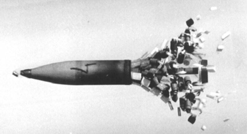 ATK社の2007年の資料より、底部からDPICMの子弾を放出する155mmクラスター砲弾