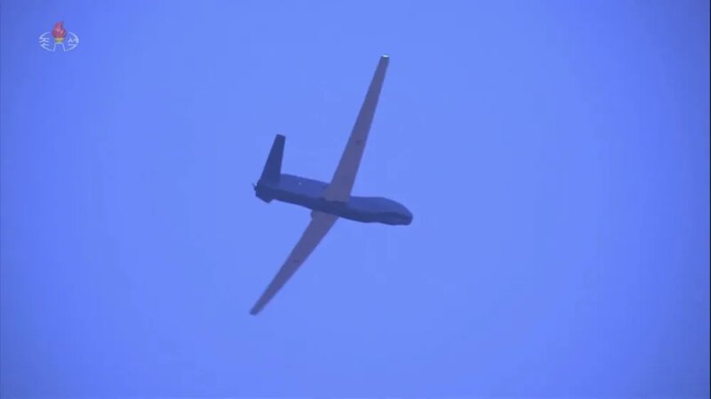 朝鮮中央テレビより平壌上空を飛行する無人偵察機「セッピョル-4」