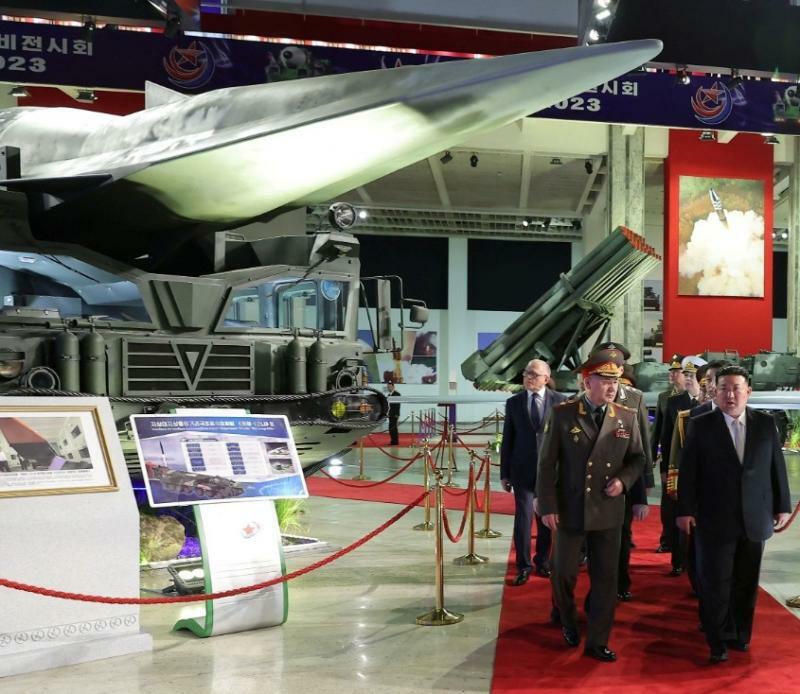 朝鮮中央通信より7月27日、武装装備展示会2023で展示された「火星12나」
