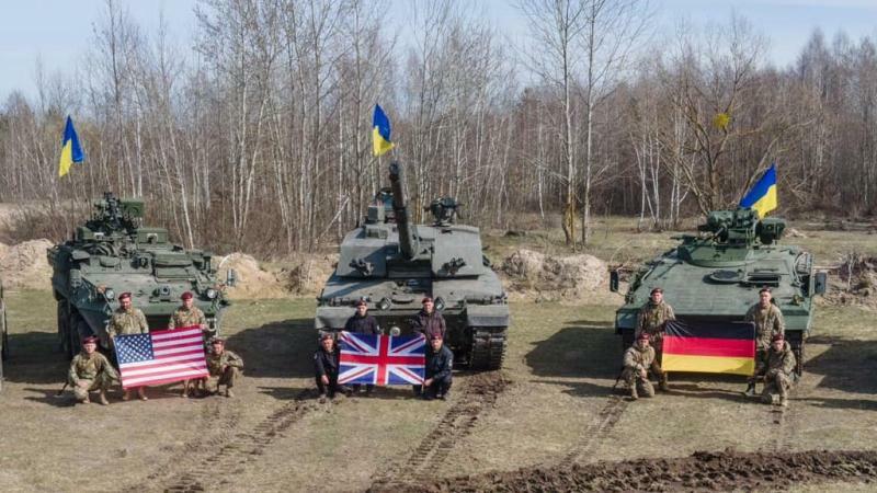 2023年3月にウクライナ国防省が公開した西側からの供与兵器の訓練時の記念撮影