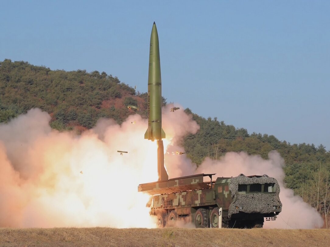 北朝鮮KN-23弾道ミサイル（2023年3月27日の発射訓練、翌28日公表の朝鮮中央通信より）