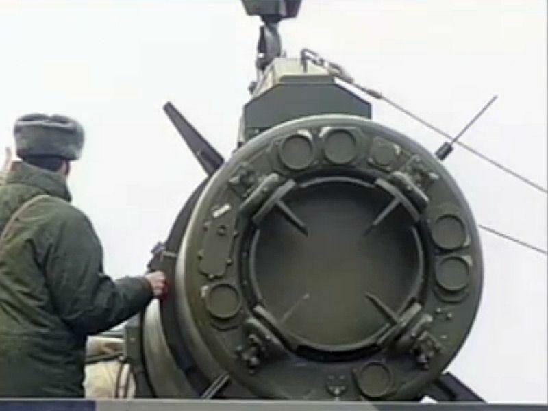 ロシア国防省の動画より、クレーンで装填中のイスカンデルMの最後部