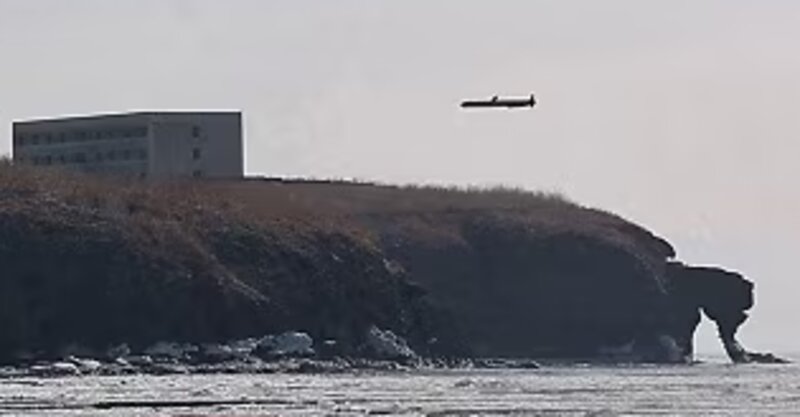北朝鮮の朝鮮中央通信の公式発表より「巡航ミサイルの超大型戦闘部威力実験」