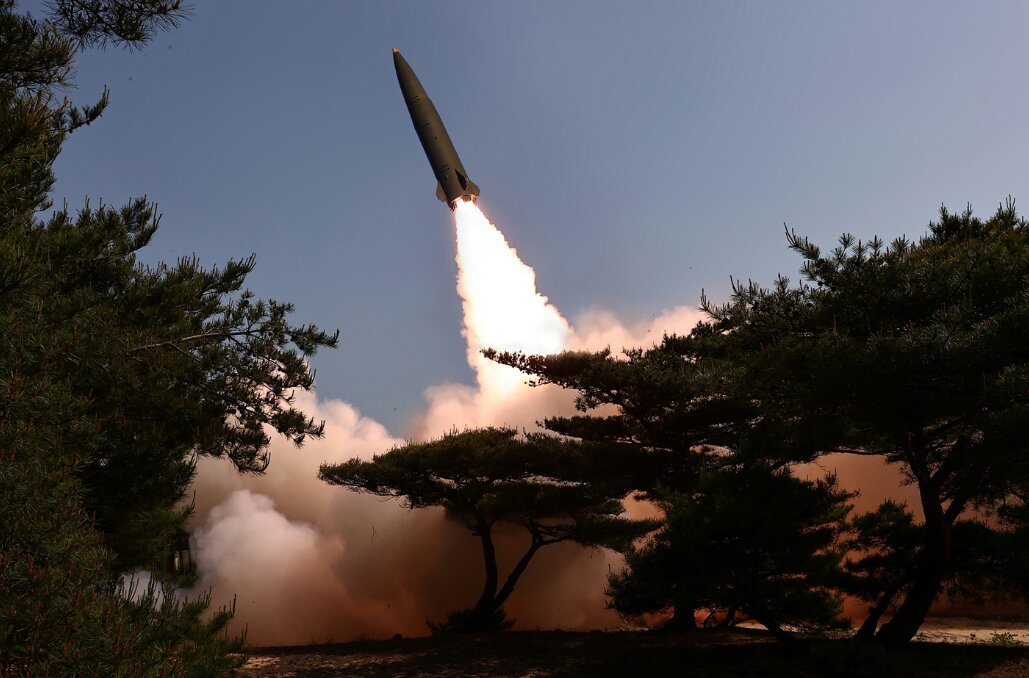 北朝鮮・労働新聞より「戦術弾道ミサイルの試射」。火星11ラと推定される
