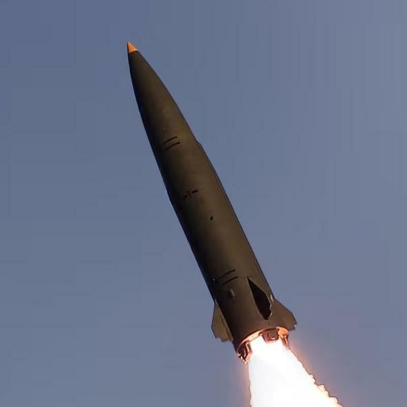 北朝鮮・労働新聞より「戦術弾道ミサイルの試射」。火星11ラと推定される（拡大）
