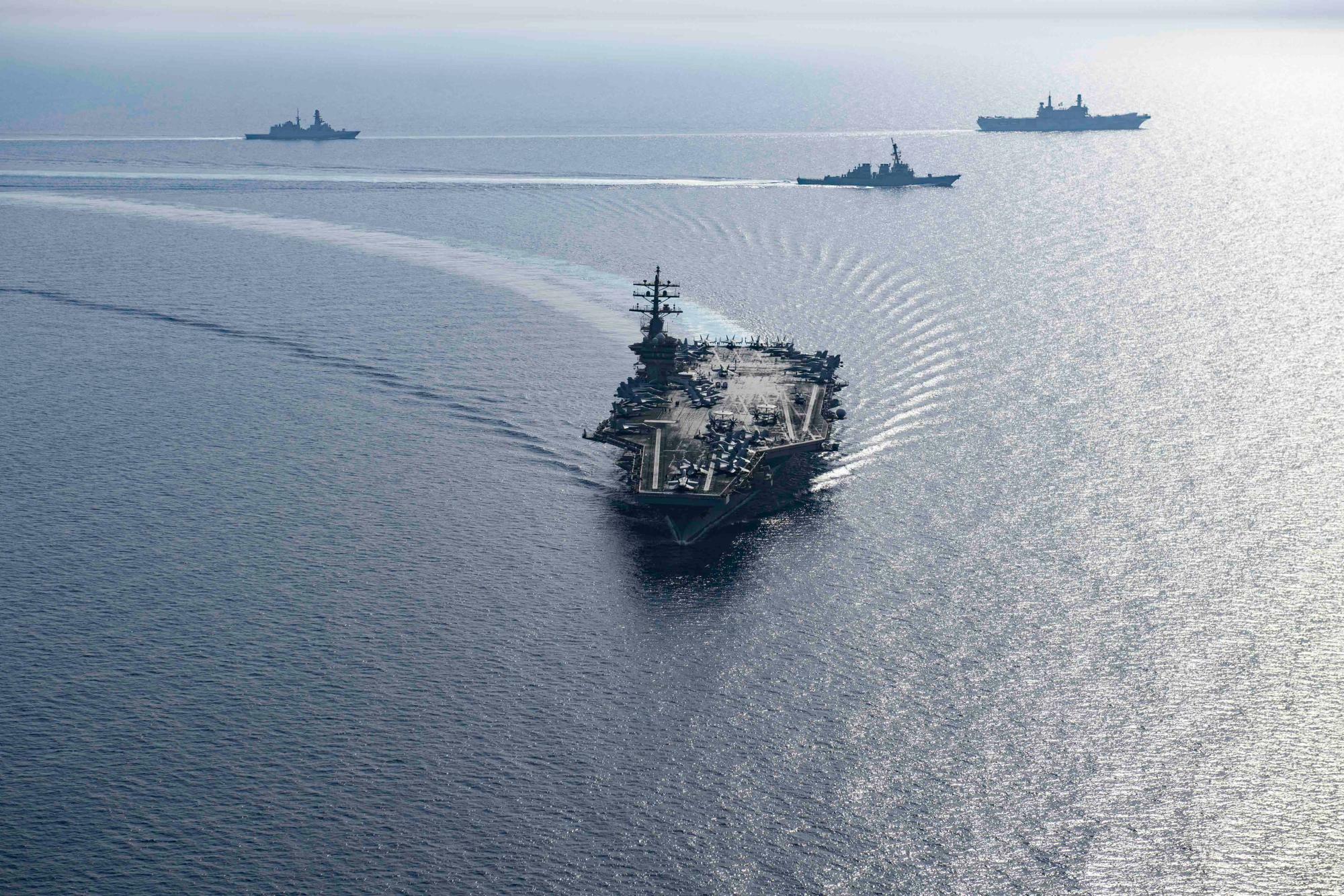 アメリカ海軍より米空母アイゼンハワー（手前）と伊空母カヴール（右奥）