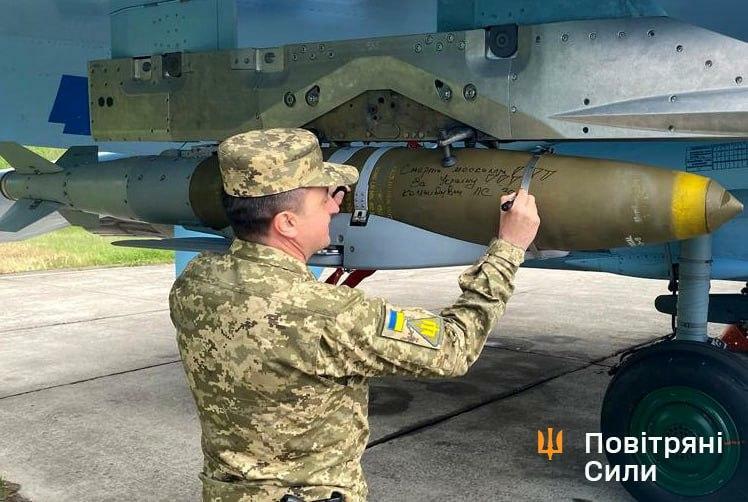 Su-27戦闘機のJDAM-ER滑空爆弾に文字を書き入れるウクライナ空軍司令オレシチュク中将