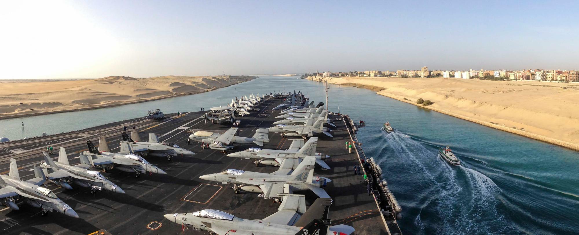 米海軍より、スエズ運河を渡る米空母アイゼンハワー（2013年3月16日）