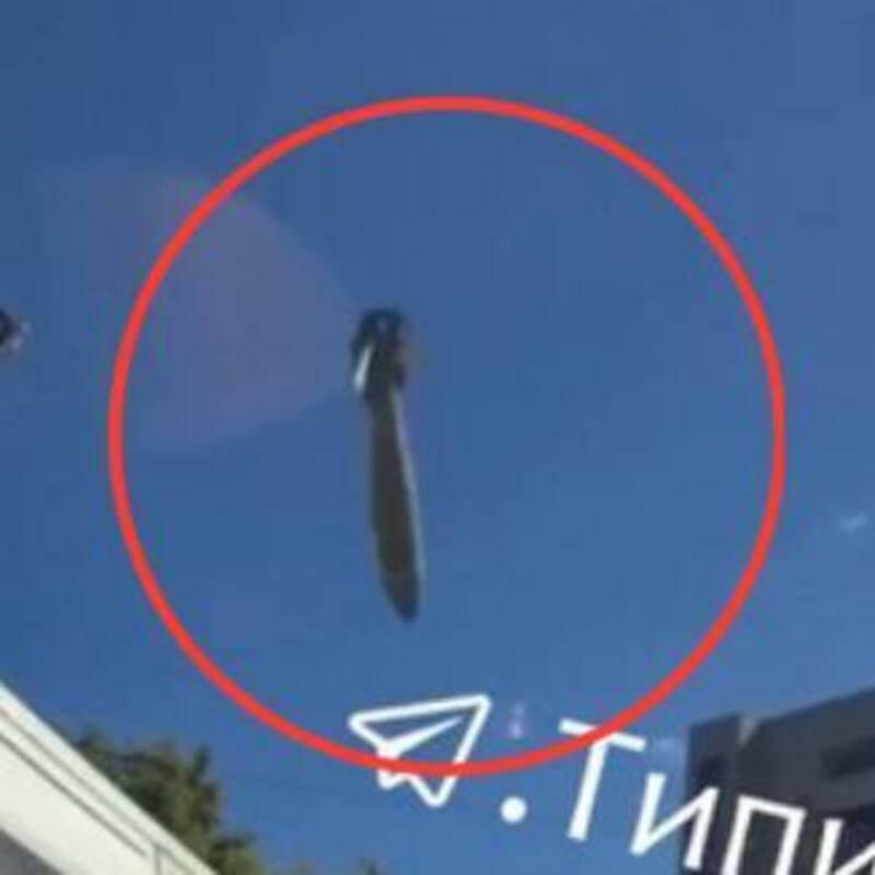 SNS投稿より車載カメラ映像に写ったハルキウ着弾寸前のロシア軍の航空爆弾
