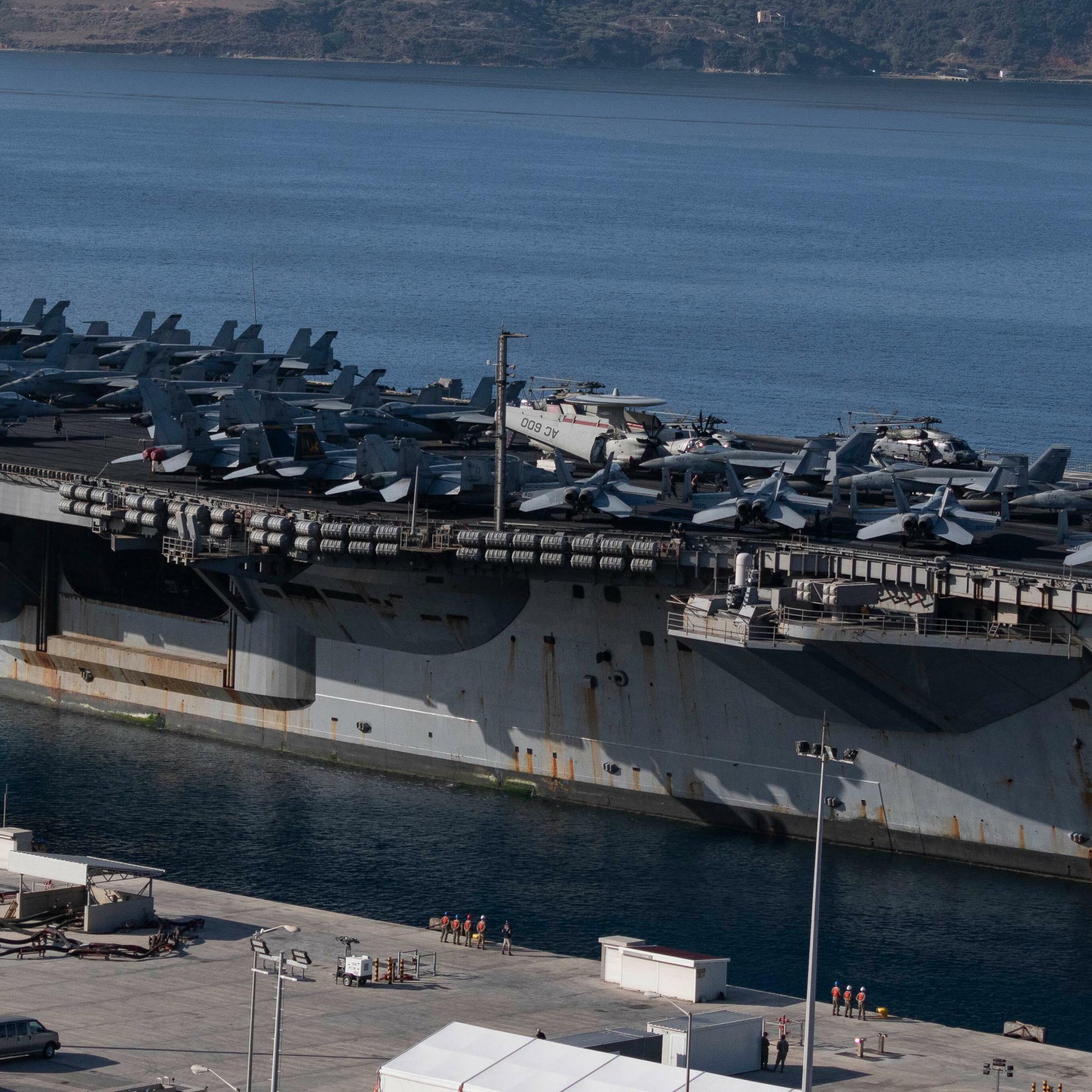 アメリカ海軍より米空母アイゼンハワー、2024年6月25日にスーダ湾で撮影（中央）