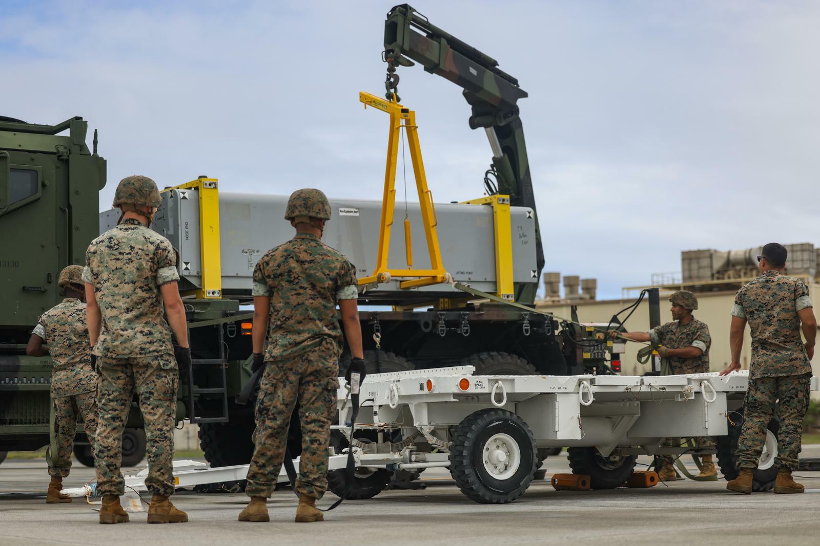 アメリカ海兵隊よりミサイル装填クレーン車両（NSM対艦ミサイル予備弾用）