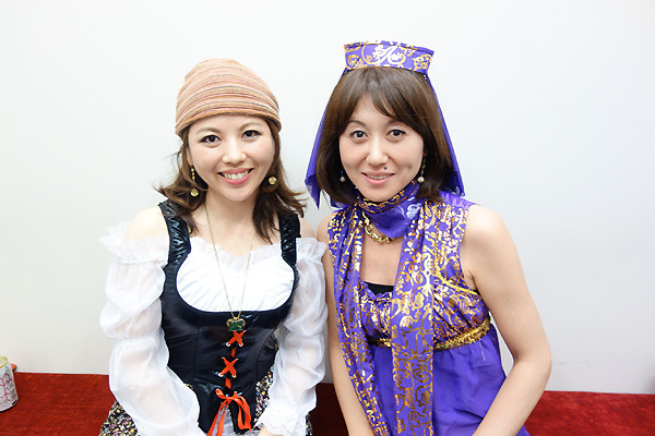 日高由紀子取締役（左）と岩崎裕美子社長（ハロウィンパーティーで撮影）