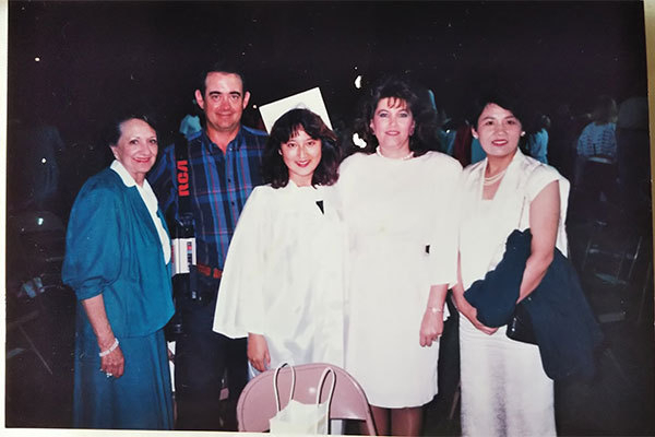 1988年6月の写真。真ん中が大崎さん、一番右がお母さん