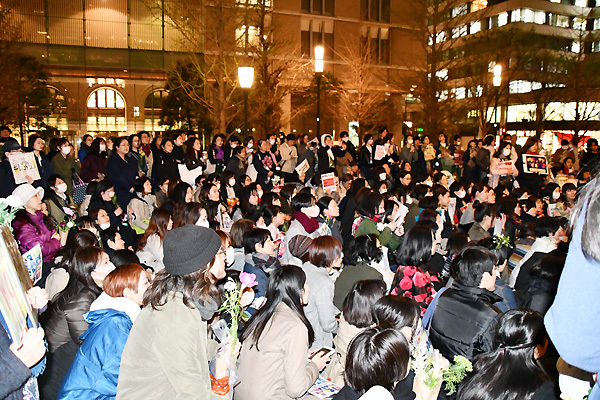 4月11日、東京・行幸通り。1回目のフラワーデモ。開始から2時間を過ぎてもスピーチの列に並ぶ人は途切れなかった